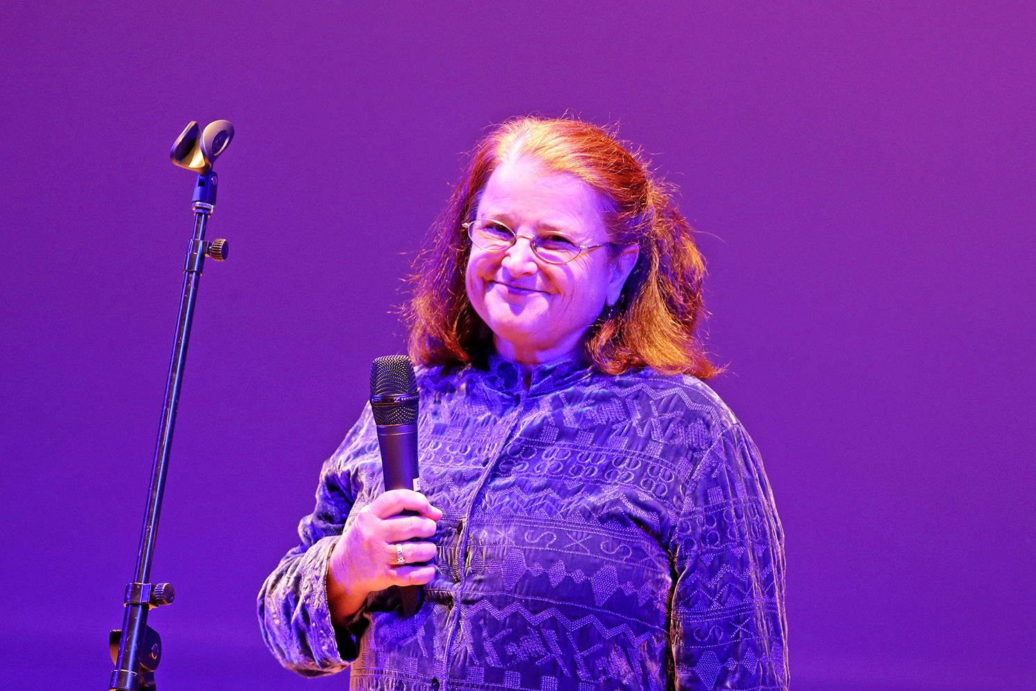  Katharine Harbury holding a microphone on stage