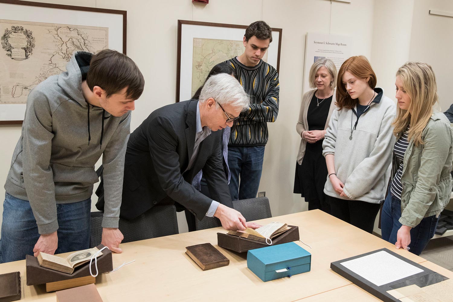 O’Brien shows students several editions of Jonathan Swift’s “Gulliver’s Travels.” Chris Ruotolo, third from right, and O’Brien received an NEH grant to digitize authoritative editions of online books.