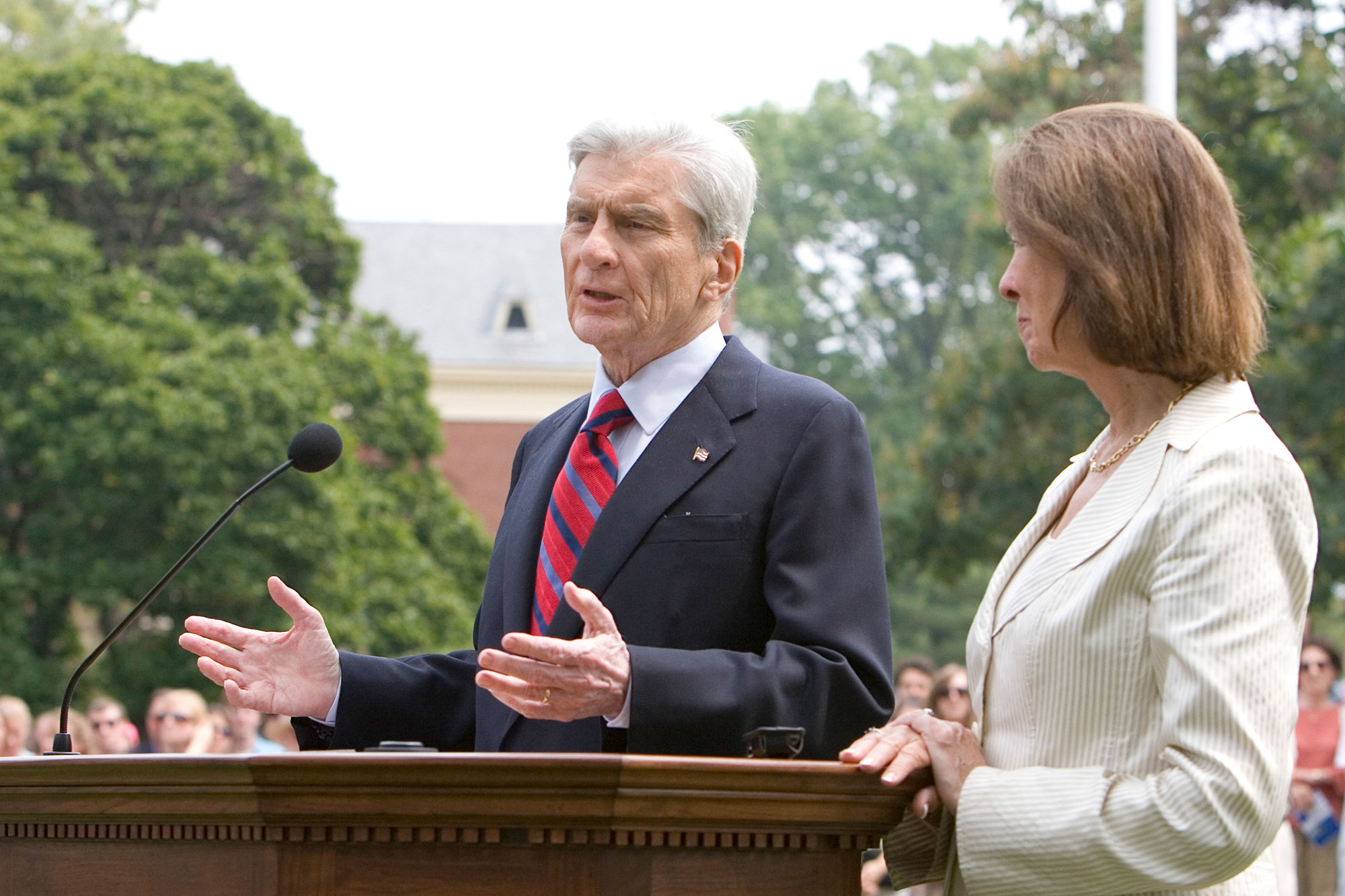 Sen. Warner and his wife, Jeanne Vander Myde, in front of the Rotunda in 2007 as he announced his plans to retire from the Senate in 2009. 