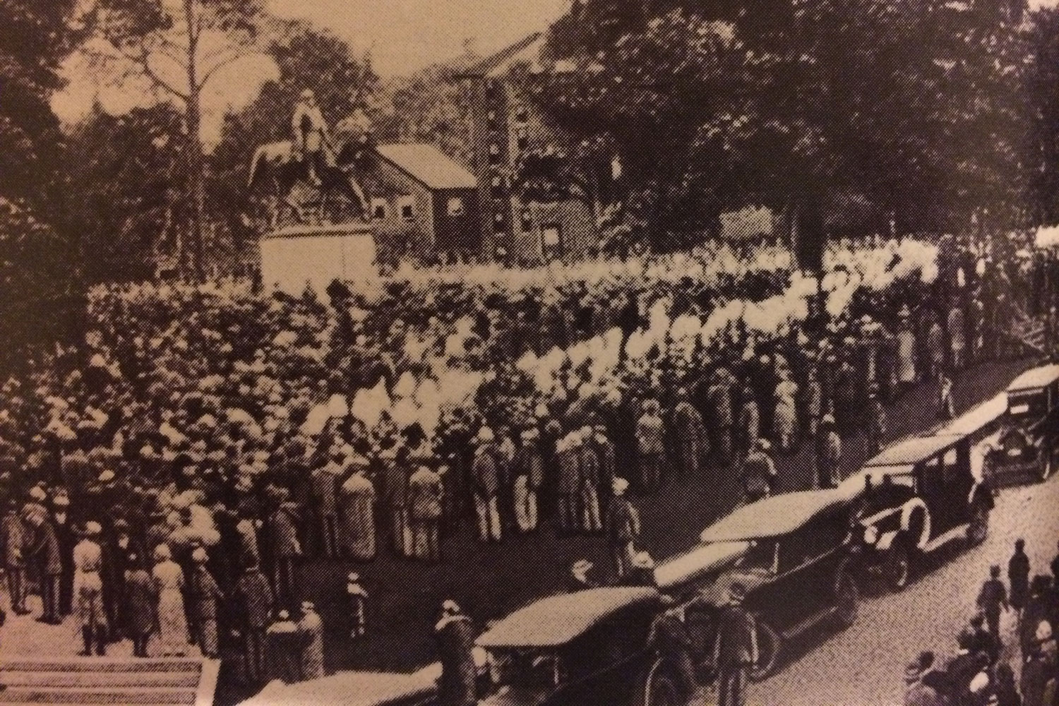 Old image of people gathered at the Lee Statue