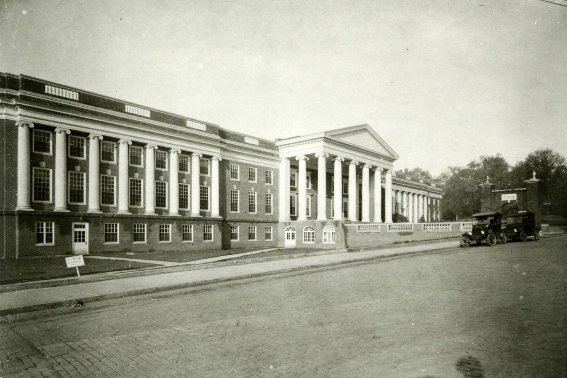 Black and white image of the School of Medicine building in 1929