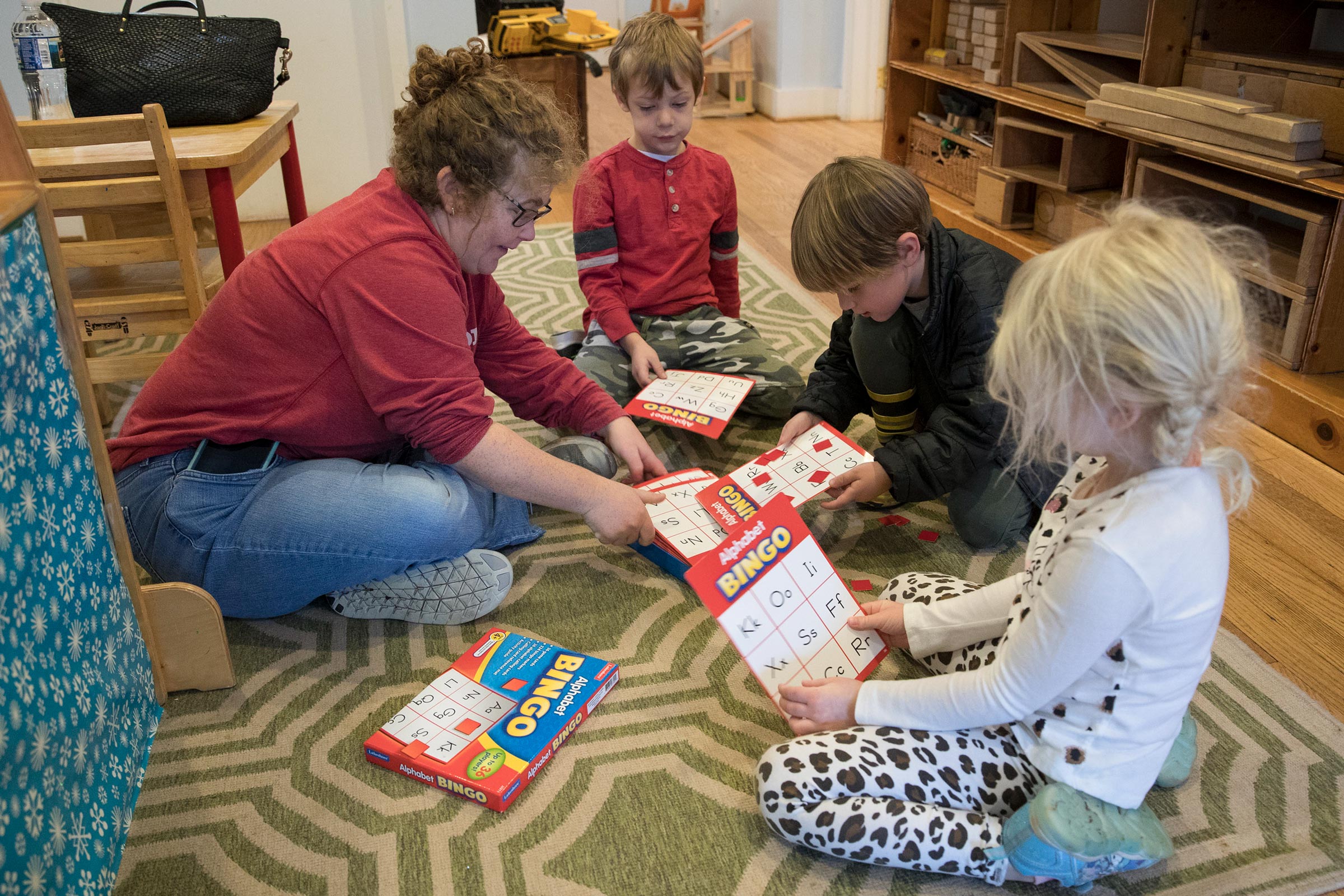 Kahn play preschool bingo with preschool children on the floor