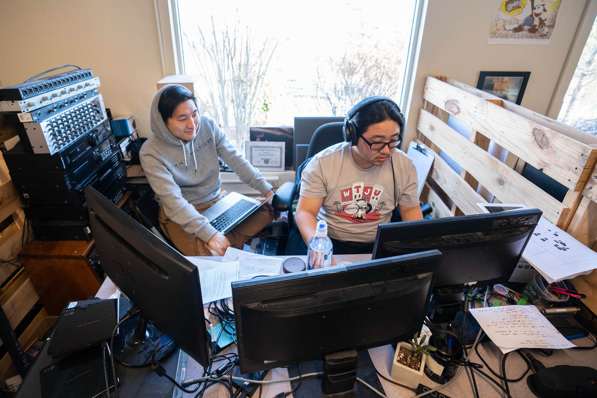 Lewis Reining, WTJU producer and content director, helps student Philip Song with his final project. 