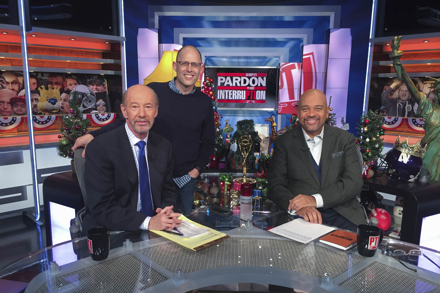 Hofheimer standing with hosts and Tony Kornheiser and Michael Wilbon for a picture on the ESPN set