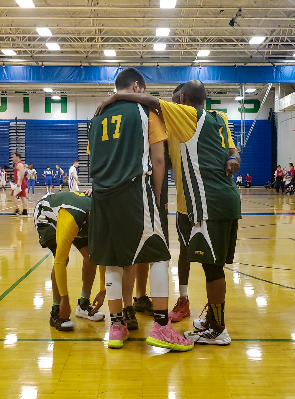 Chris Carter huddled up with his teammates as they warm up