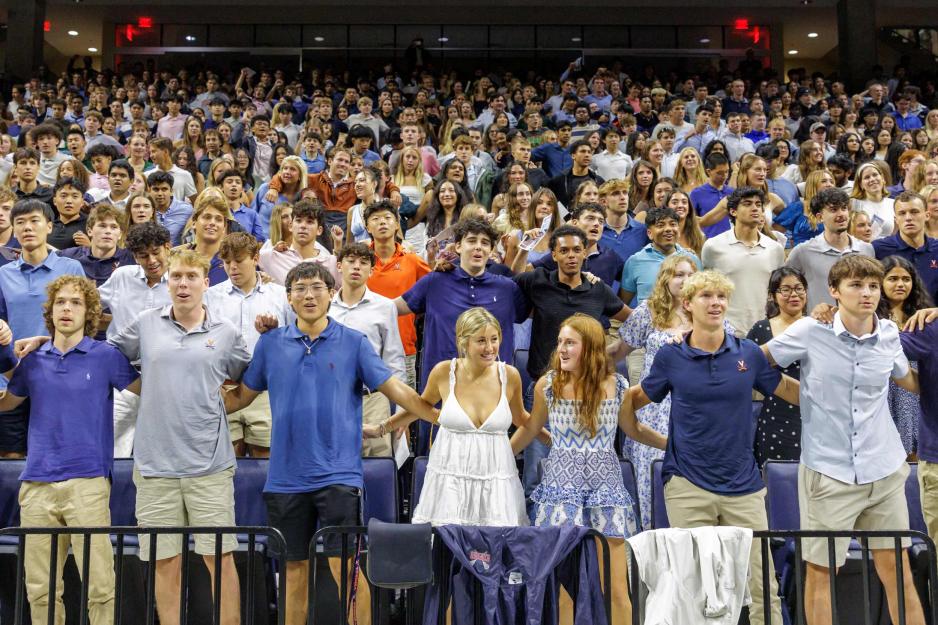 Portrait of UVA Class of 2029 students link arms to sing “The Good Old Song.”