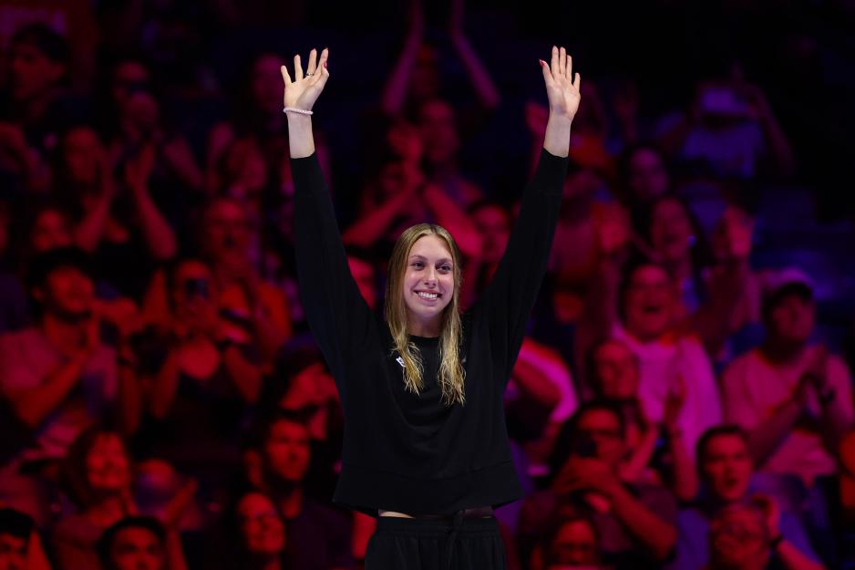 Gretchen Walsh raises hands in the air in celebration