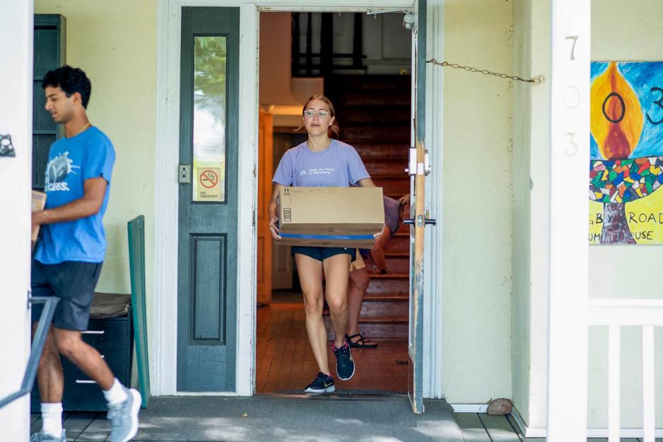 Portrait of First-year students from the School of Law pitch in at Unitarian Universalist Congregation of Charlottesville.