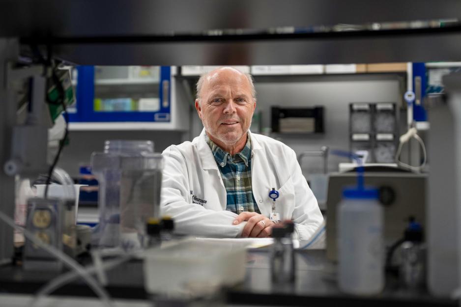 portrait of Harald Sontheimer posing in a laboratory