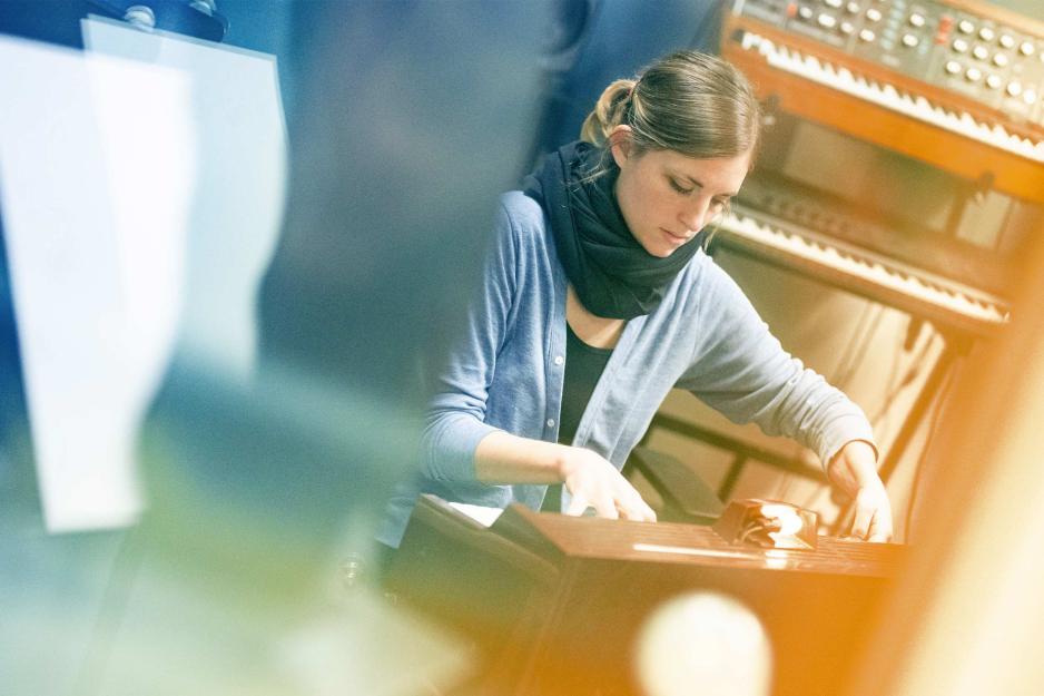Molly Joyce playing a vintage electric toy organ