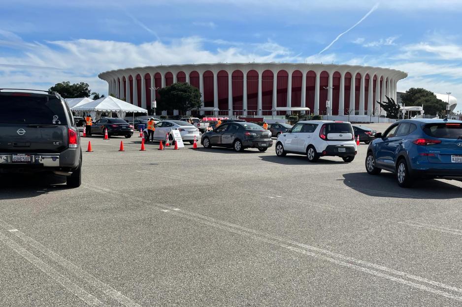 Line of vehicles at a Vaccine clinic in Los Angeles