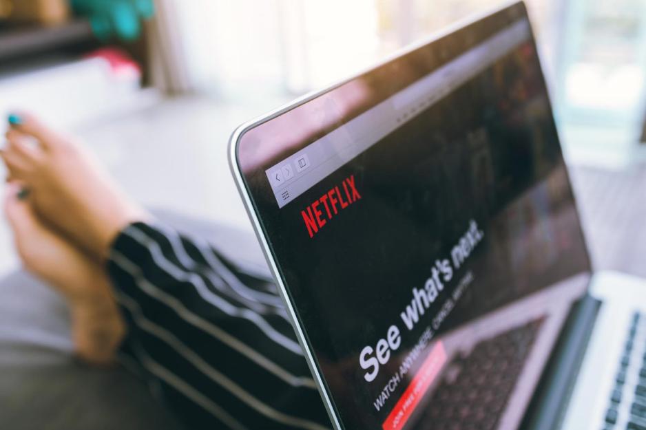 Computer screen that is on Netflix