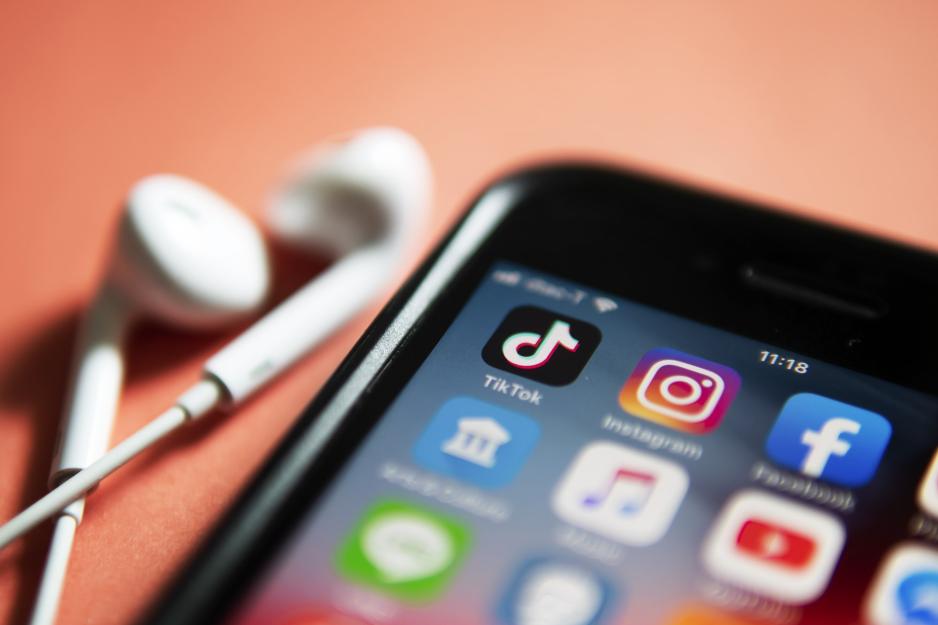 up close view of  phone and headphone