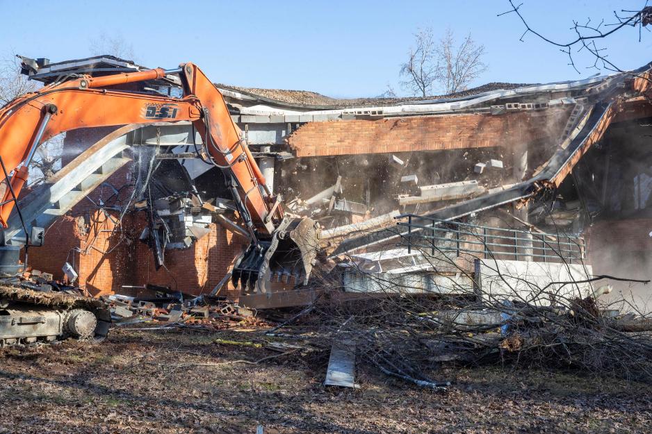 Backhoe demolishing the Darden Inn