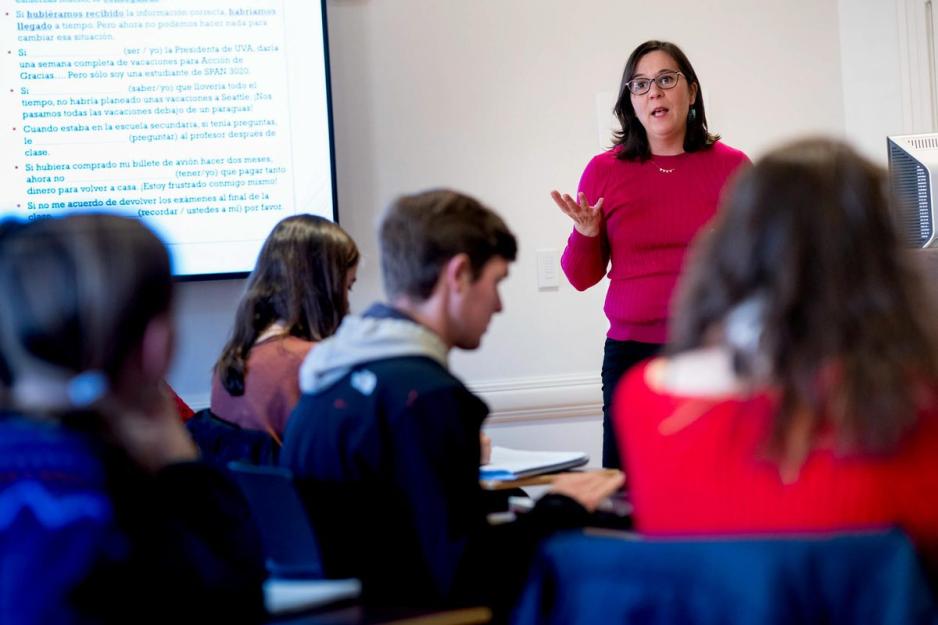 Esther Poveda Moreno teaching a class