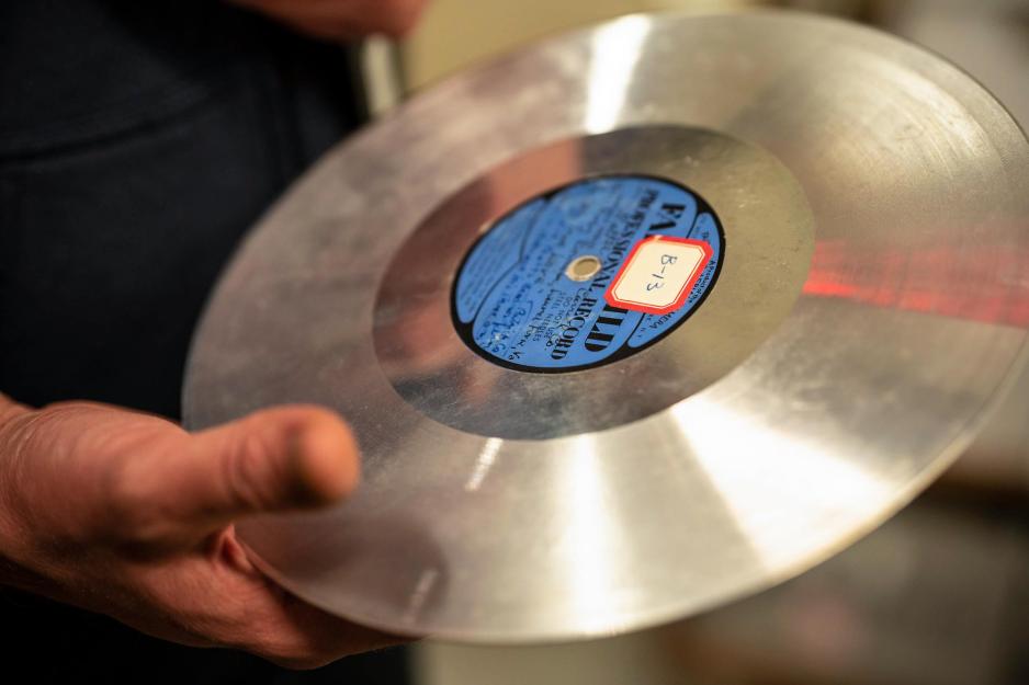 Person holding an aluminum instantaneous disc