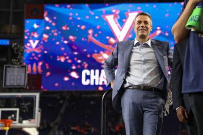 Tony Bennett in front of the championship UVA banners