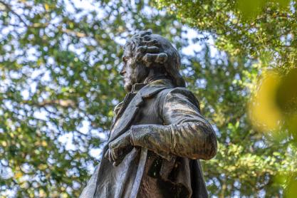 Thomas Jefferson statue framed by greenery 