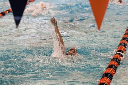 Claire Curzan doing backstroke in the UVA pool