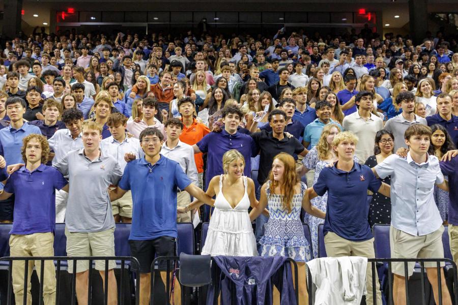 Portrait of UVA Class of 2029 students link arms to sing “The Good Old Song.”