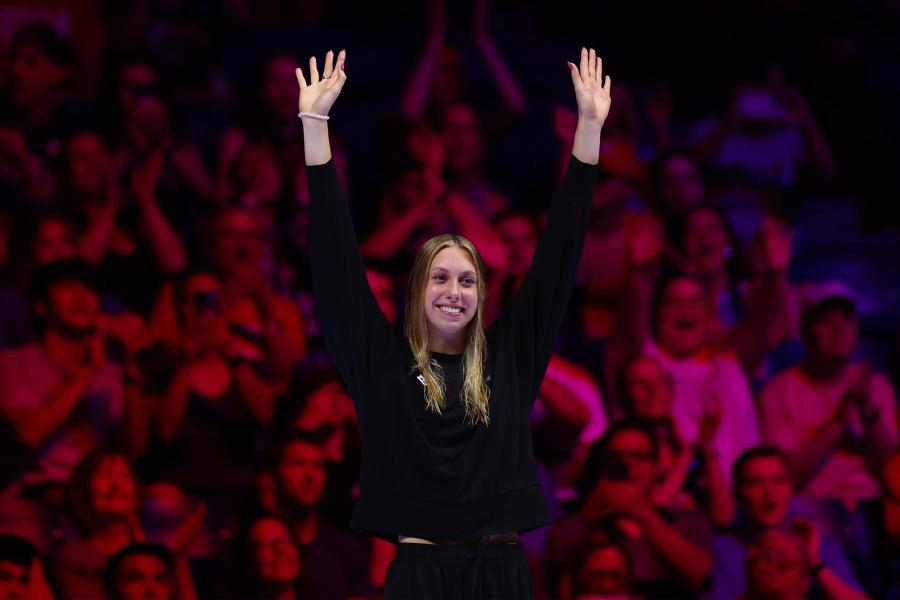 Gretchen Walsh raises hands in the air in celebration