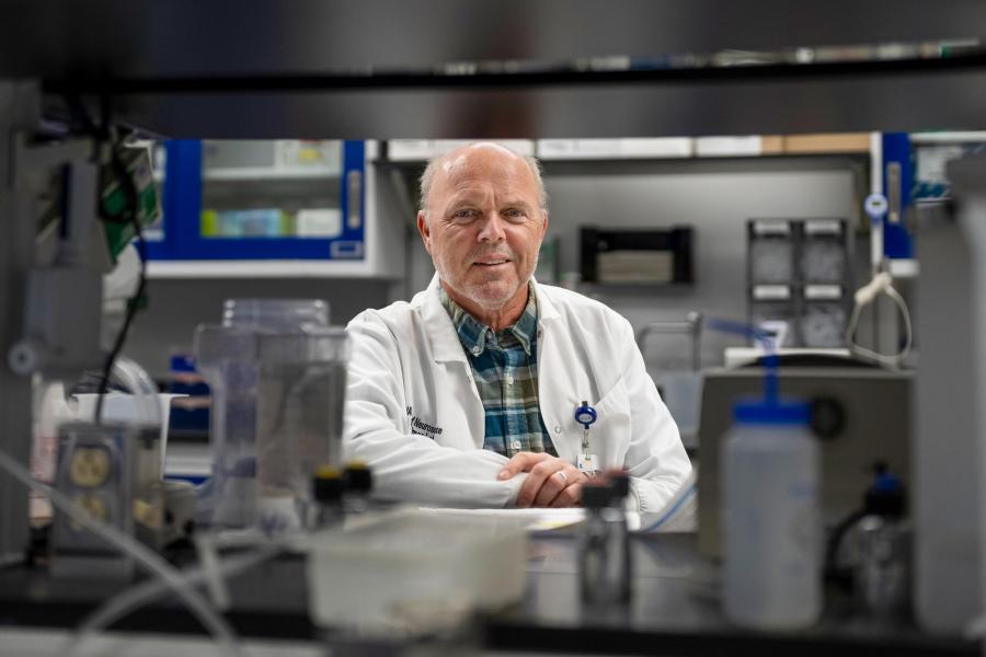 portrait of Harald Sontheimer posing in a laboratory
