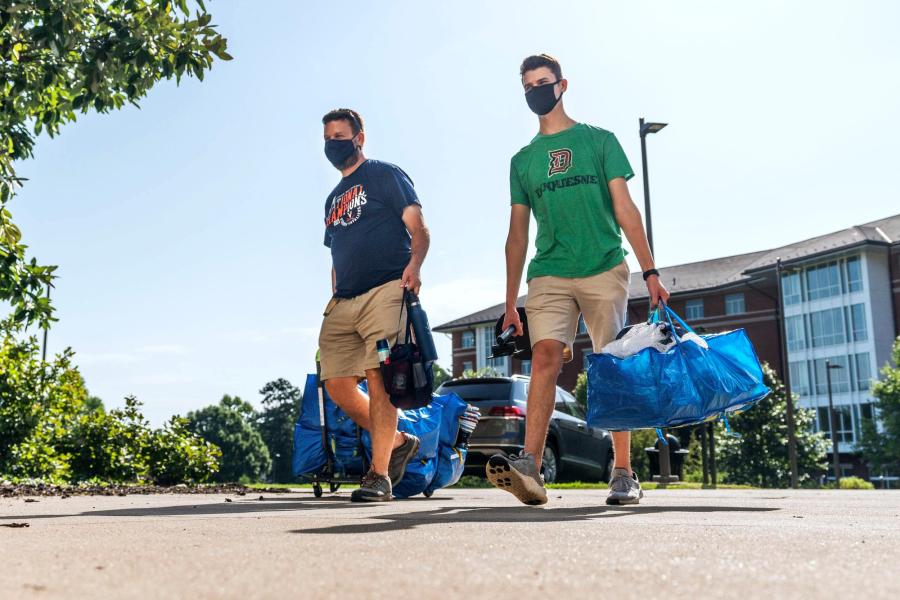 to Grounds! The UVA Class of 2025 Moves In to Dorms