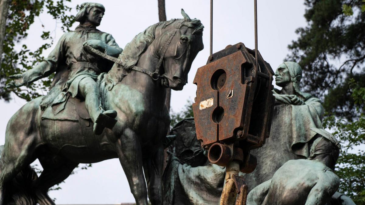 Photos Removal of the Rogers Clark Statue UVA Today
