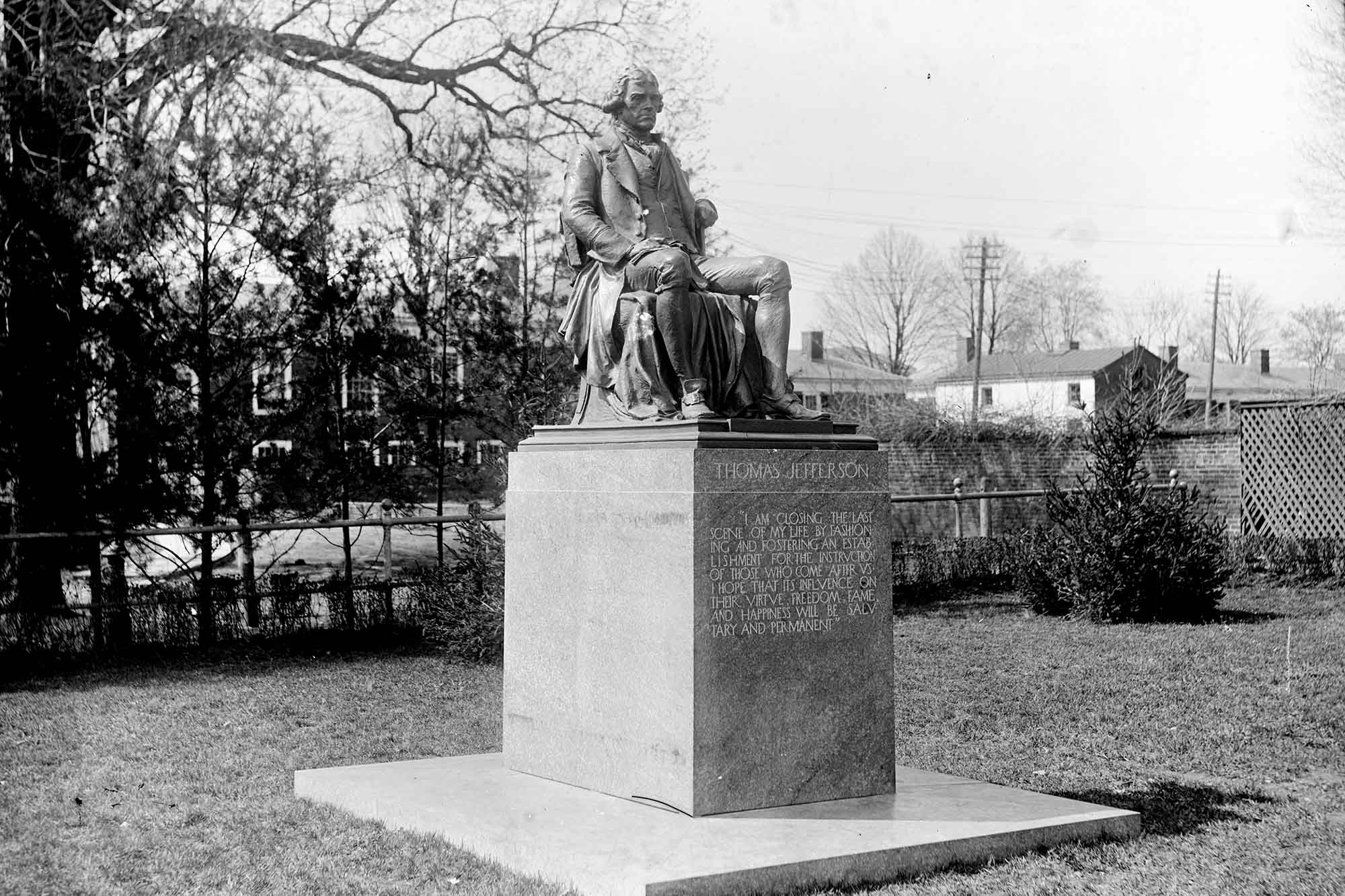 Black and white photo of Thomas Jeffersons statue