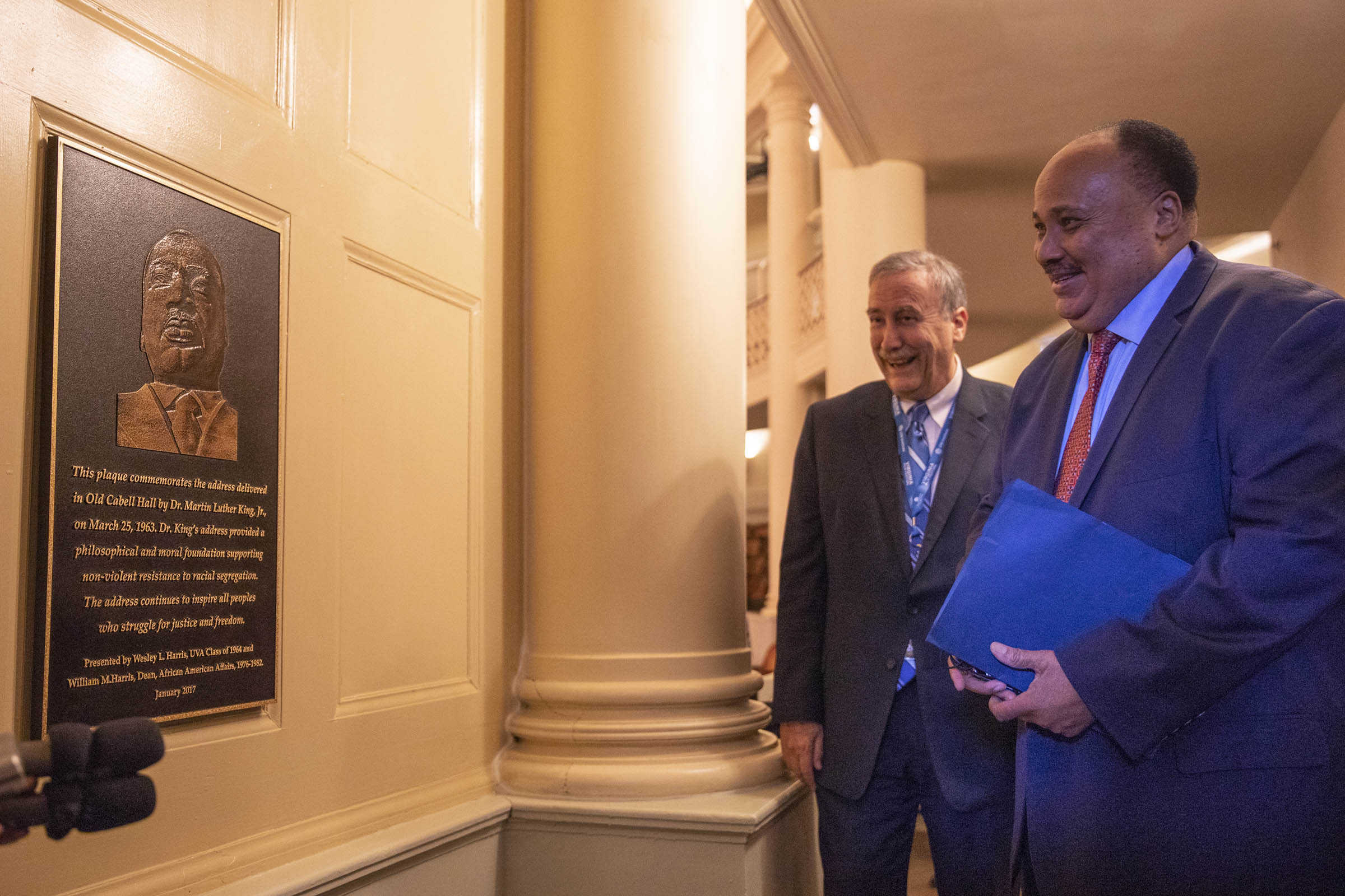 Larry Sabato, Martin Luther King III look at a plaque about Martin Luther King Jr.