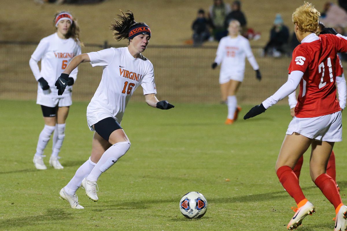 UVA womens soccer team moving the ball down field